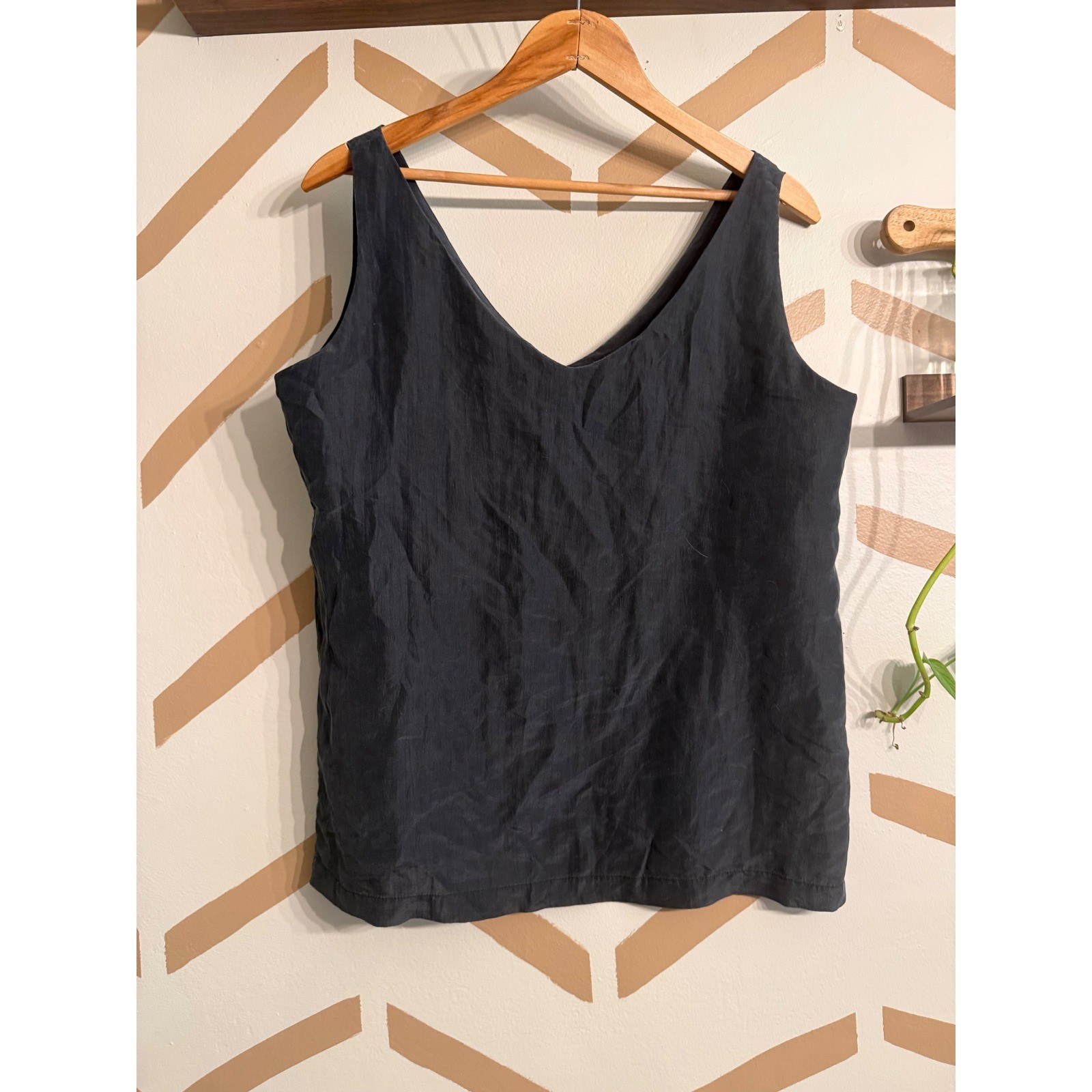Express Tank Top Womens Medium Black Vintage 100% Silk V-Neck Sleeveless Blouse