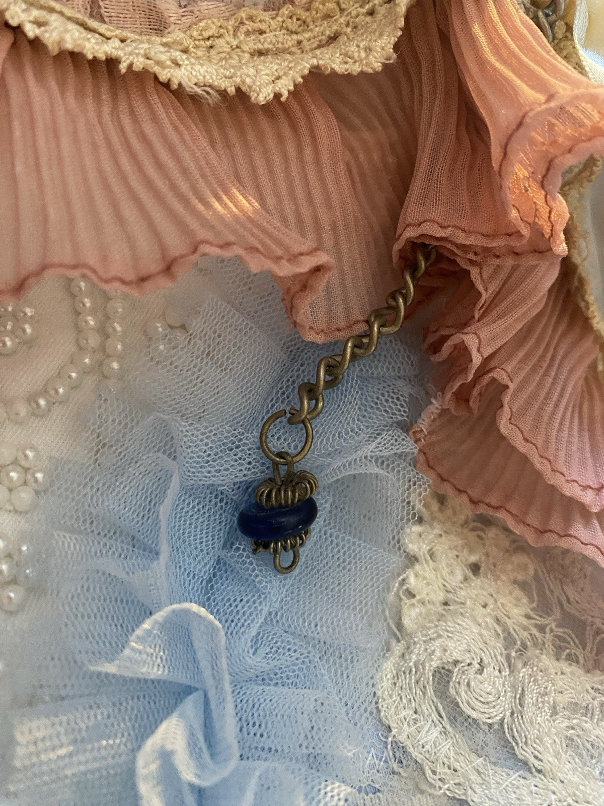 VTG BuLLeT BrA DoLLcORe AvAnT RhInEsToNeS PlEaTs LAcE ChAIn PearLS 46 48 E NWT