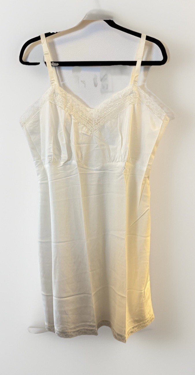 Vintage « Enthrall » Barbizon White Full Slip Crepe Remarque Sz 20.5” Little Lady