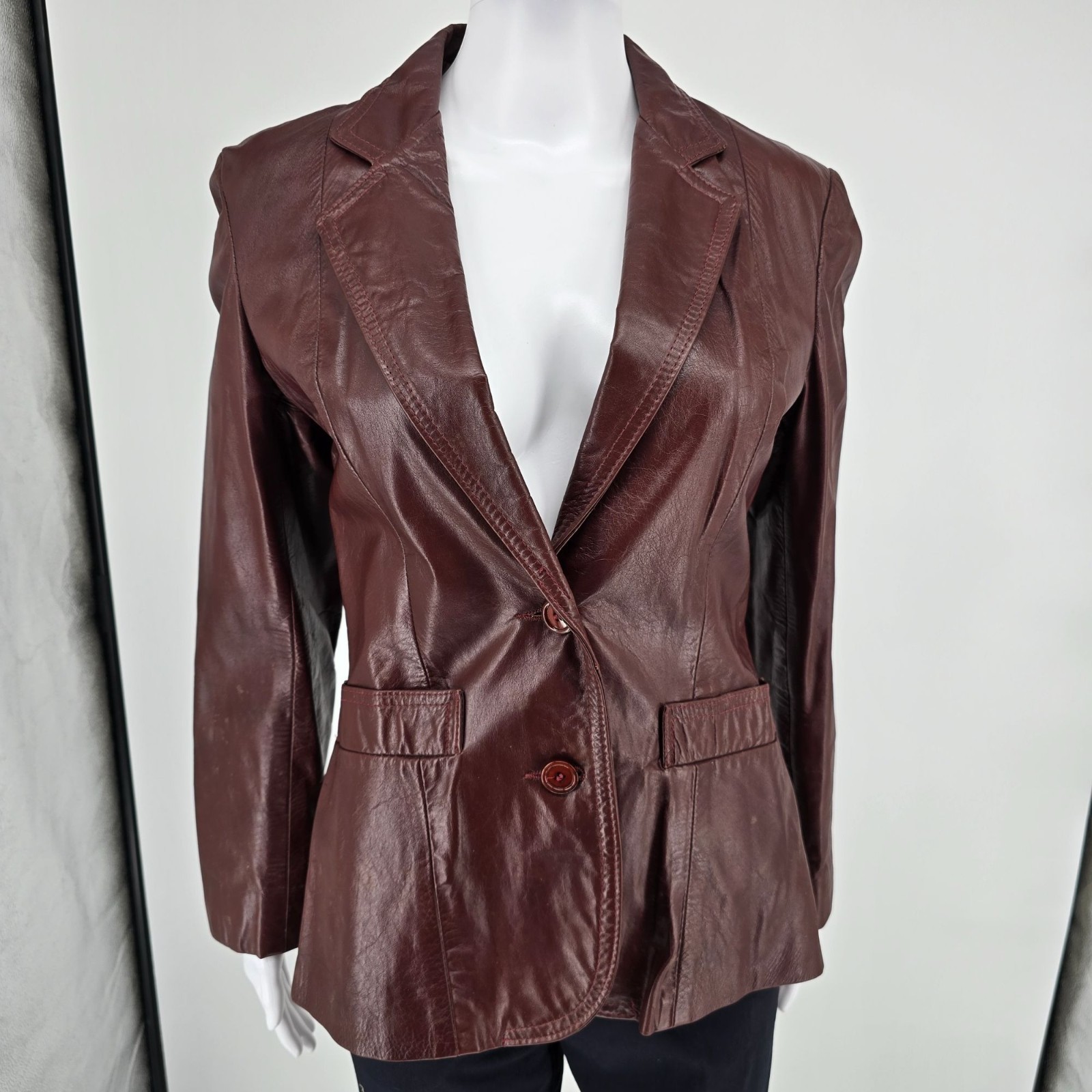 Vintage 1970s Foxmoor Women&rsquo;s Oxblood Two Button Leather Blazer Jacket (S)