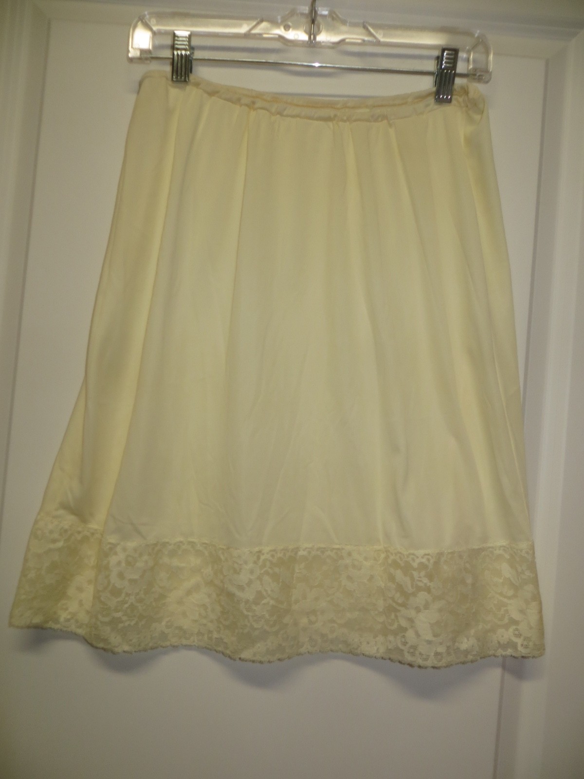 Vintage Van Roalte Half Slip – Off-White Color – Size Large – 21 1/2&Prime; Long