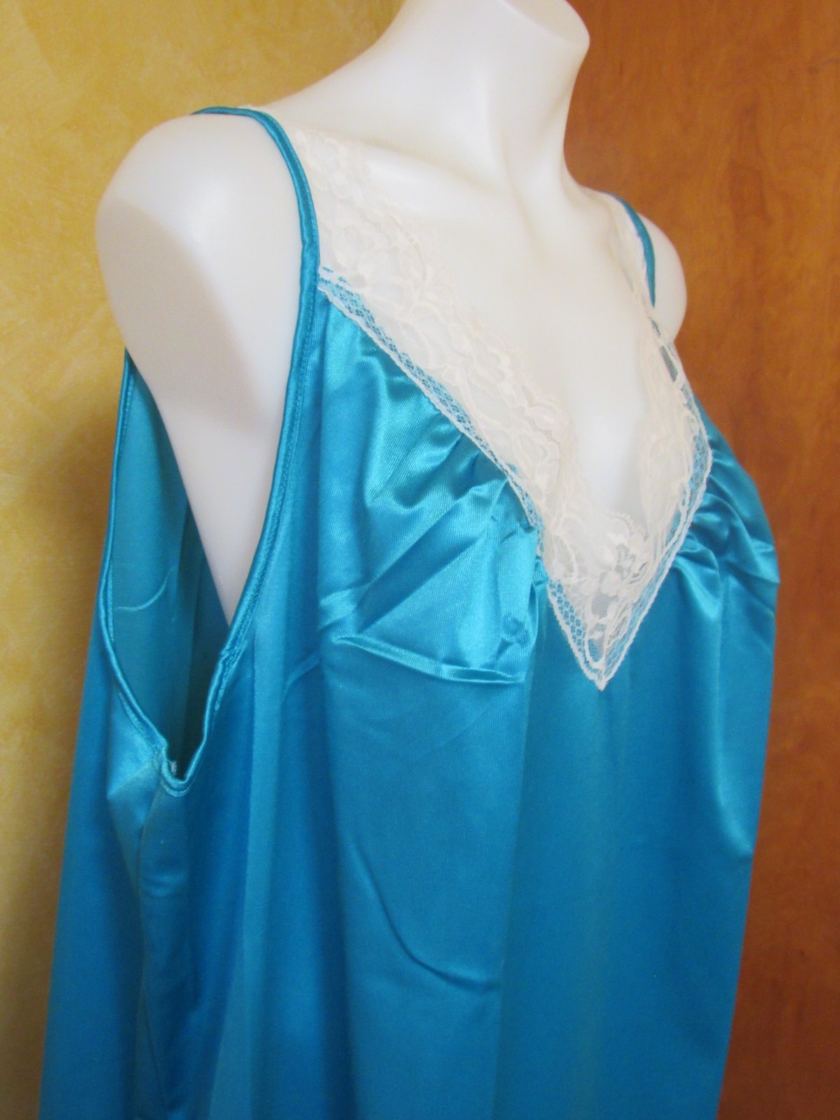 VINTAGE IMPROVED LIVING BLUE SILKY SOFT POLYESTER WHITE LACE NIGHTGOWN 3XL NEW