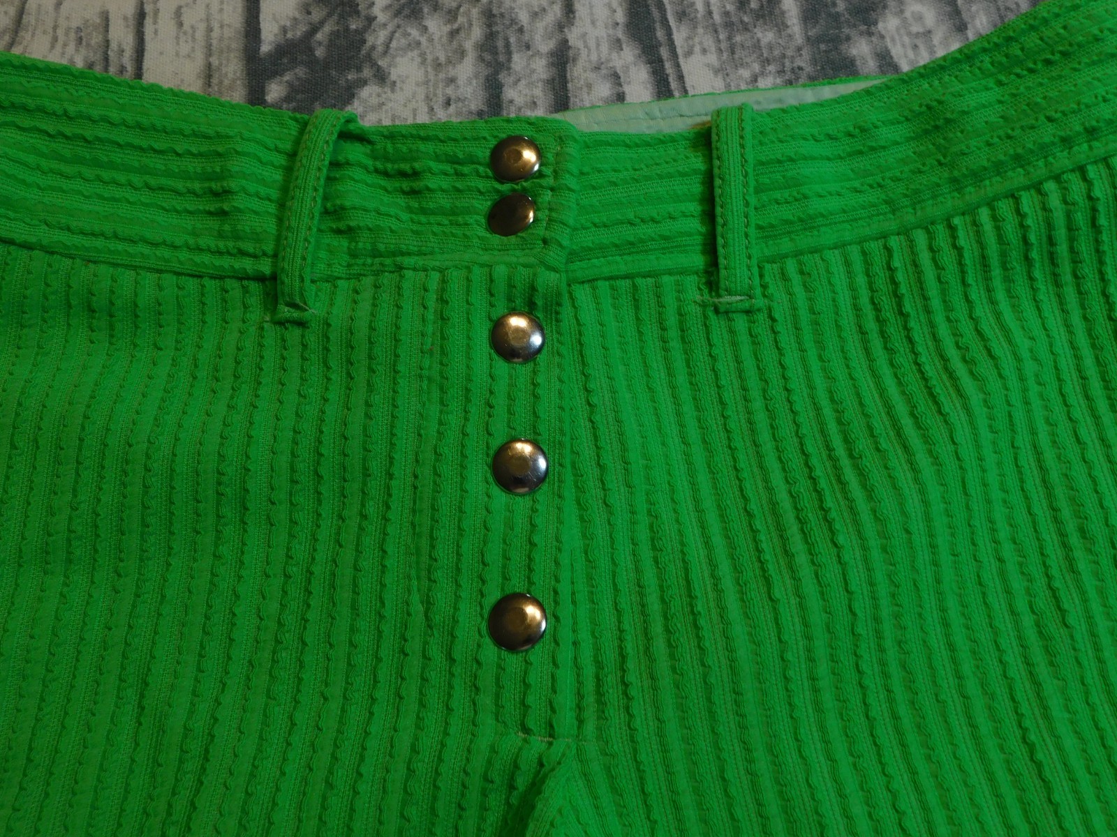 VTG GOGO SHORTS MOD BRIGHT GREEN SNAP FRONT TEXTURED POLY 60&rsquo;s 70&rsquo;s WOMENS 9 10