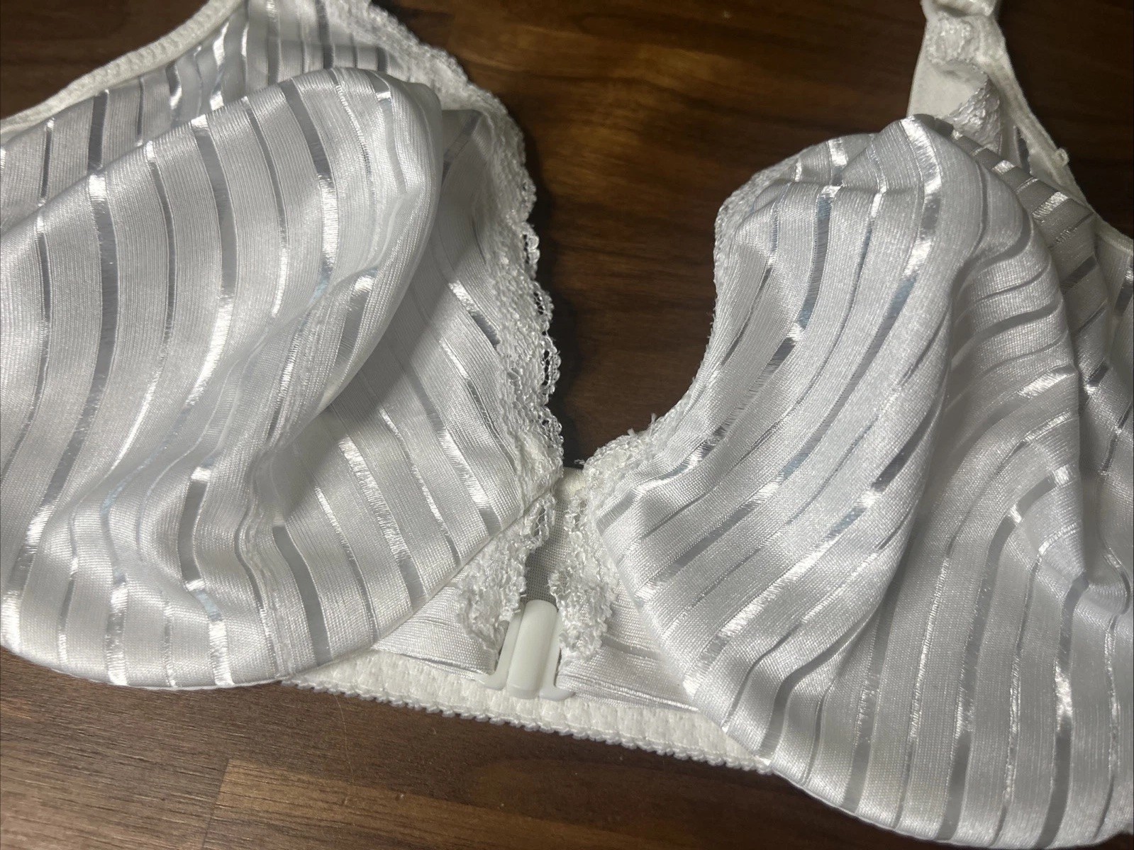 Vtg WARNER&rsquo;S Shine-On Pearl White Front Close Satin Bra 34C Second Skin Unlined