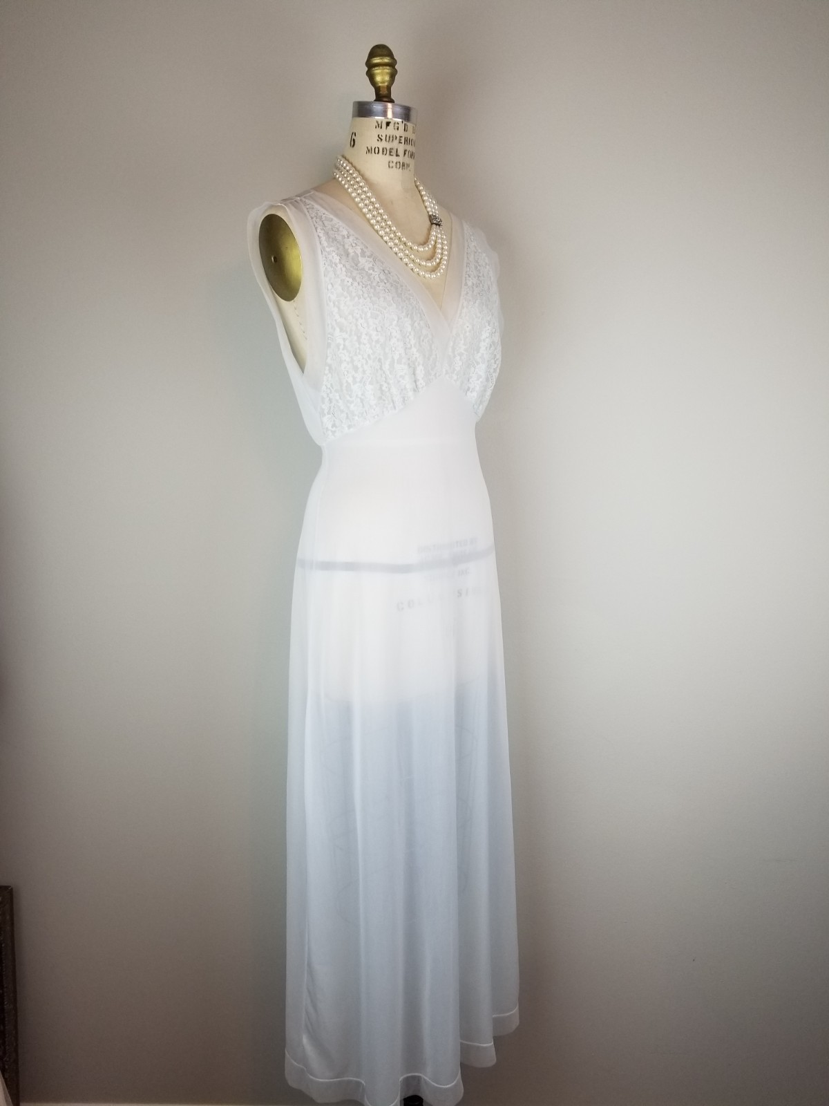 Vintage 1950&rsquo;s Glamorous Powder Blue « Myth » Nightgown Van Raalte Bust Size 34~36