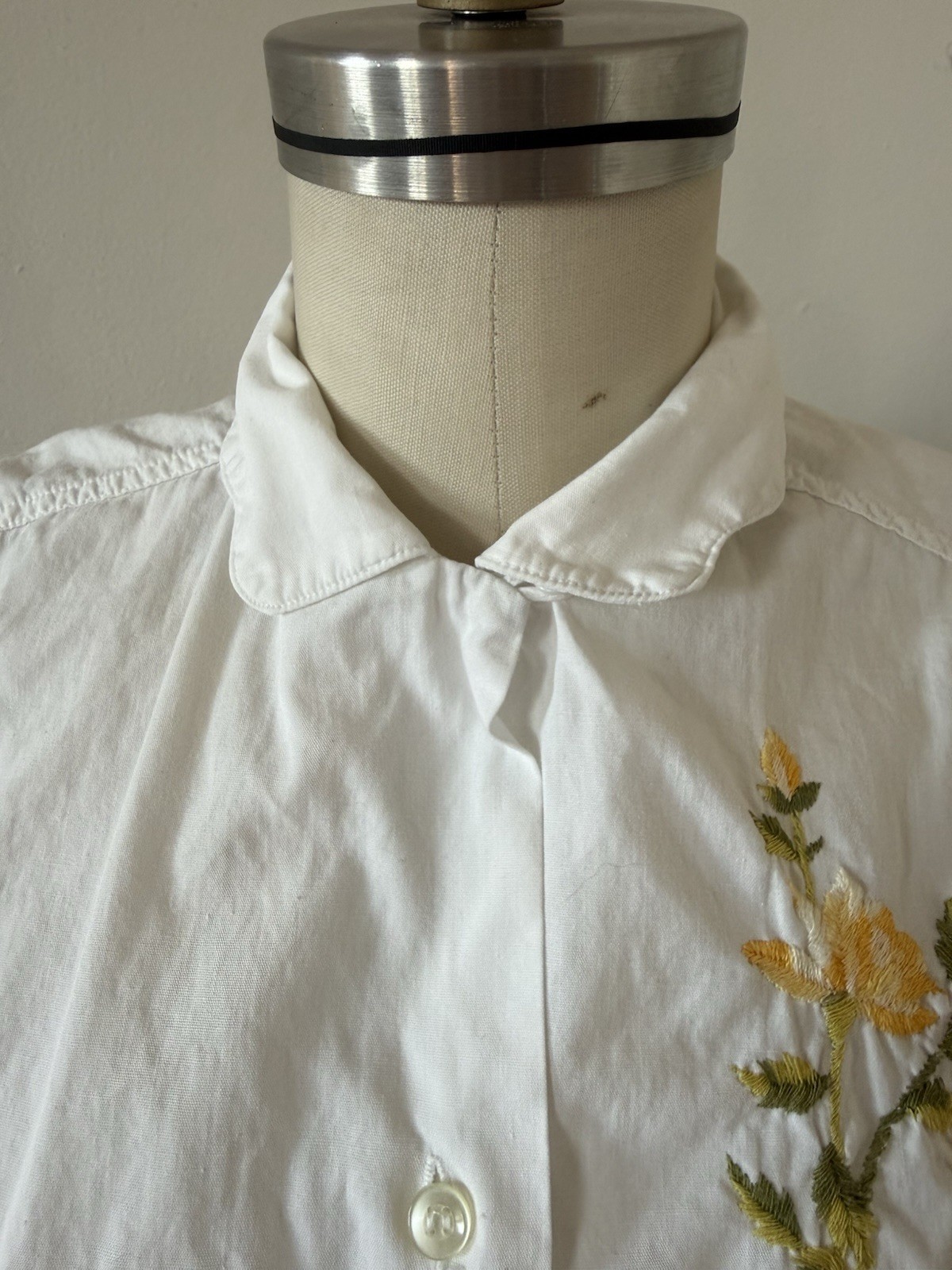 1940s 50s Cap Sleeve Cotton Loop Collar Button Up Shirt Embroidered Floral S/M
