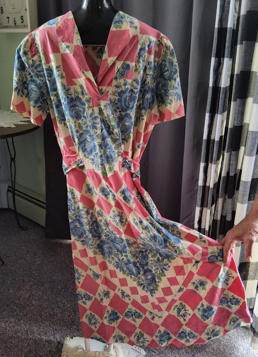 VTG HOUSE DRESS 1940s COTTON PRINT WWII Yrs. Size Small. Pink Blue Floral Checks