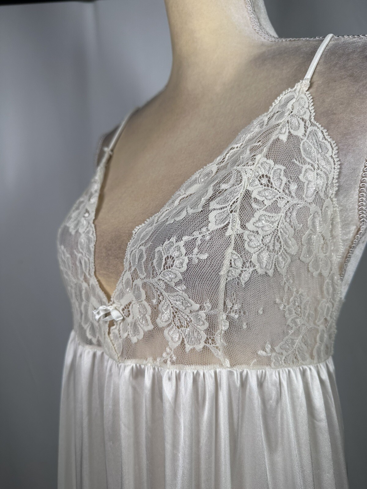 Vassarette Full Slip Lingerie Nightgown Chemise SM / 85 Metric Antron lll Nylon