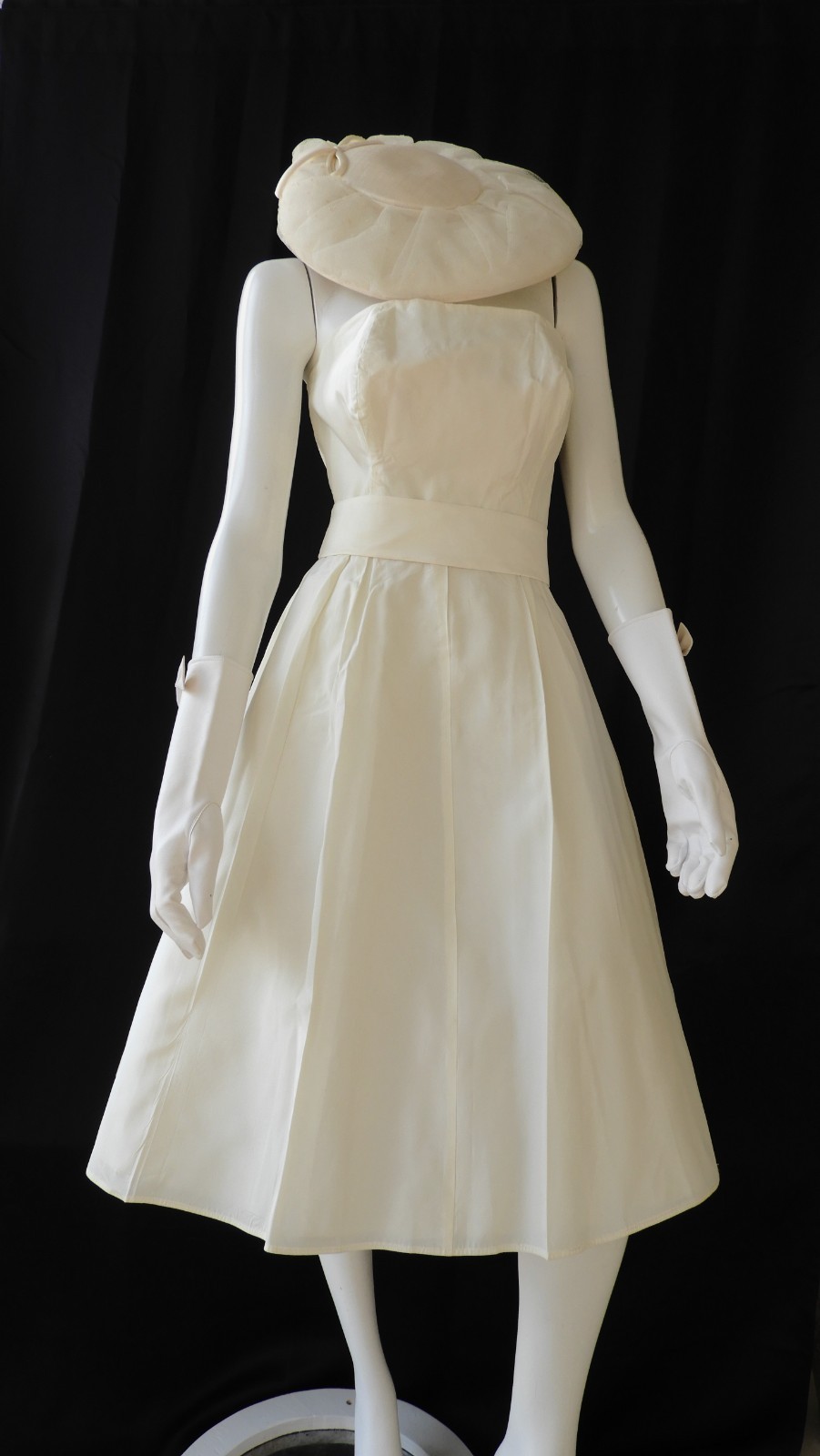 Vtg 1950&rsquo;s Ladies Sleeveless Fit n Flare White Sateen Dress w/Gloves sz S/34&Prime;