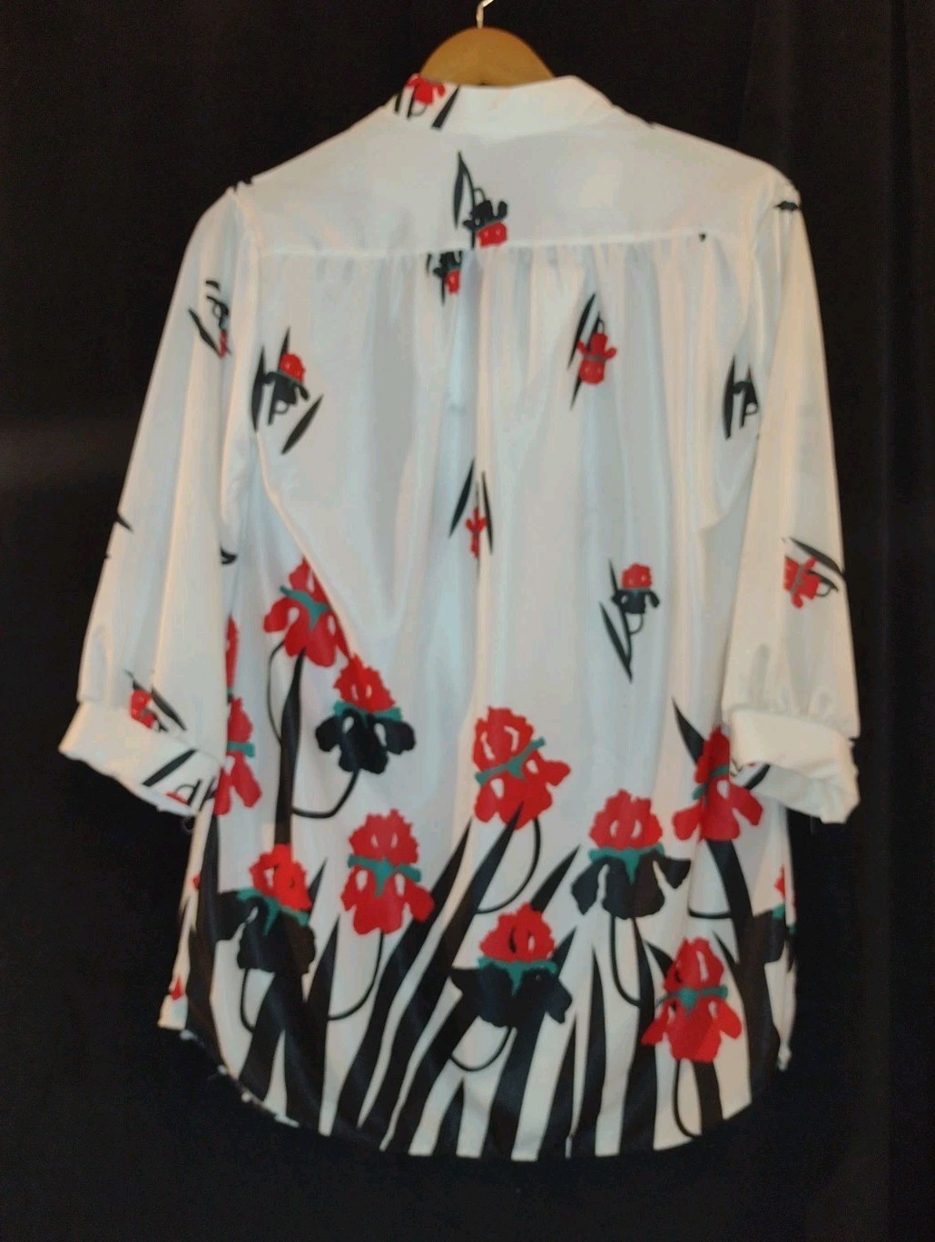 Vintage 60s–70s Red Iris Abstract Blouse RN17386 White Poly Medium 20.5&Prime; P2P