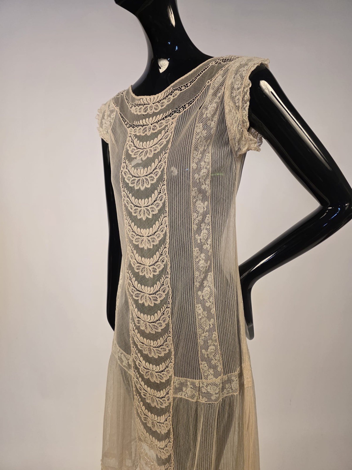 DAINTY + SWEET FLAPPER 1920’S NET + LACE INSERT TEA DRESS 