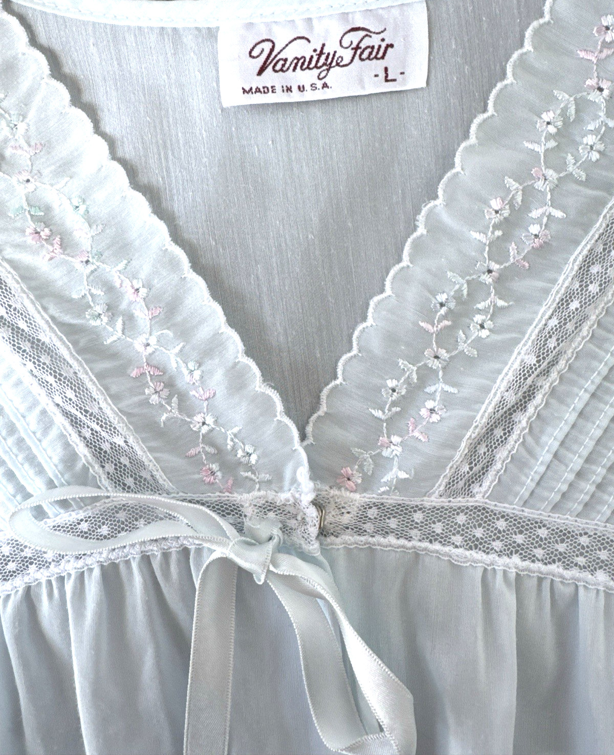 Vintage Vanity Fair Size Large Powder Blue Peignor Robe Little Buttons Lace
