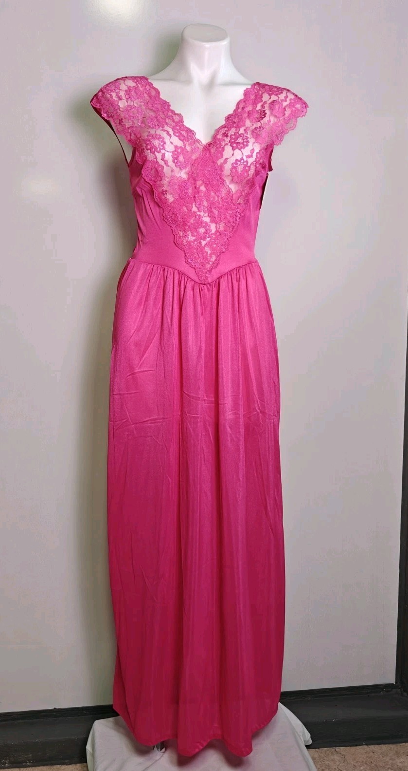 New Vintage Undercover Wear Hot Pink Olga-esq Peekaboo Lace Small Long NWT