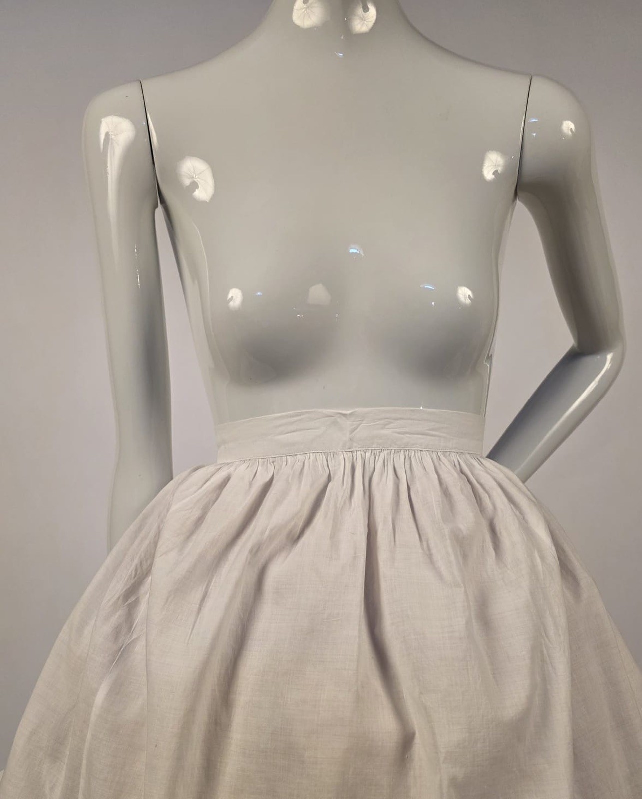 VICTORIAN 19TH C PLAIN WHITE COTTON BUSTLE SKIRT / PETTICOAT