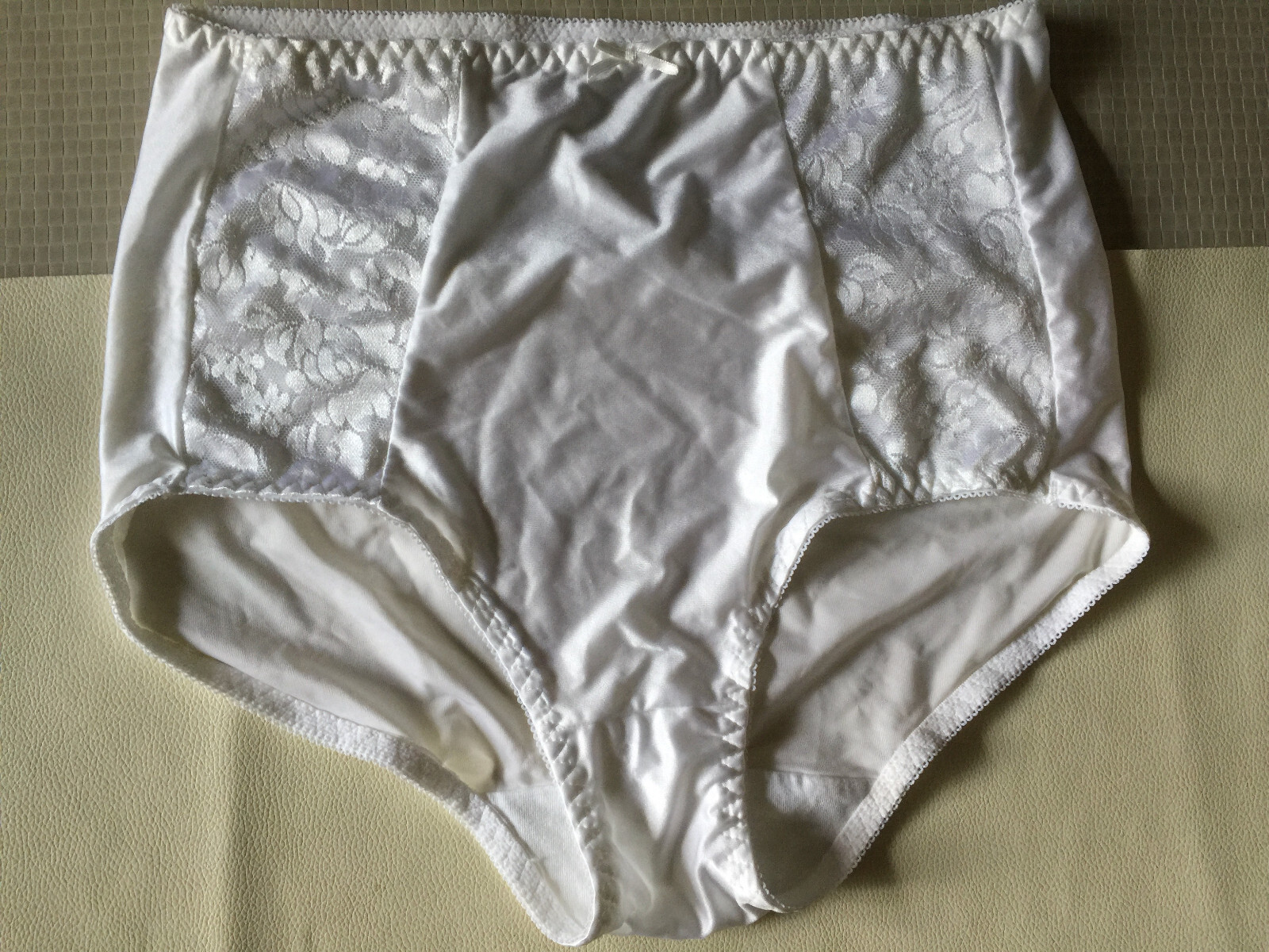 White Sateen Finish Stretch Moderete Control Bali Panties Briefs Size 6 M 32 34