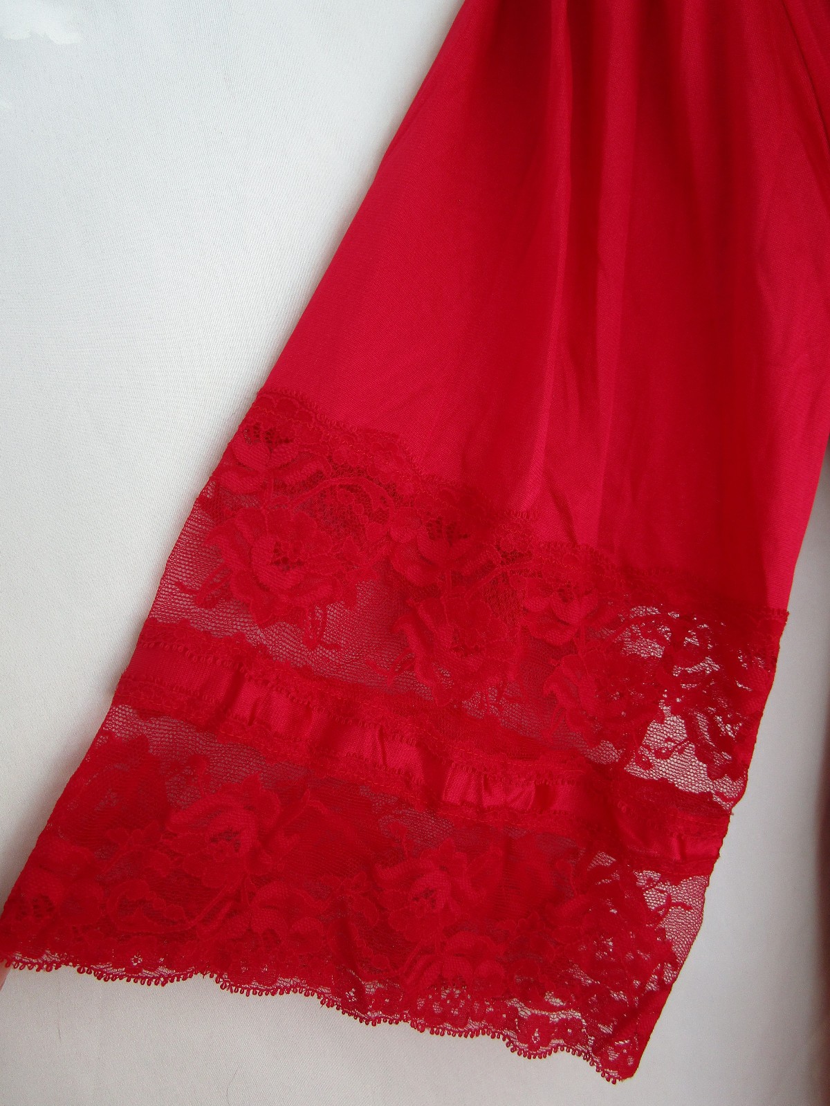 Vtg TexSheen Slinky Shiny RED Short Wrap Robe All Nylon 7&Prime; Sleeve Lace M
