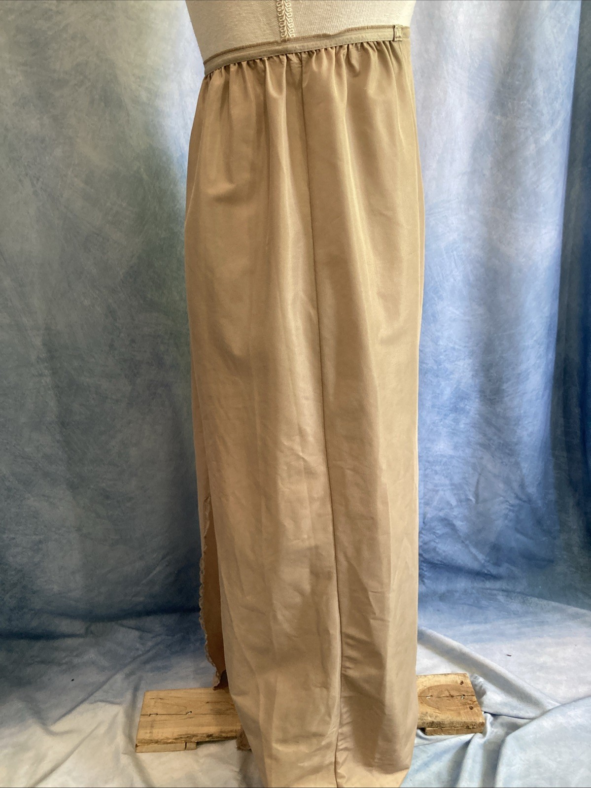 Vtg 70s Vassarette Long Half Slip Medium Tall Beige Nylon Tricot Maxi Slit 0114