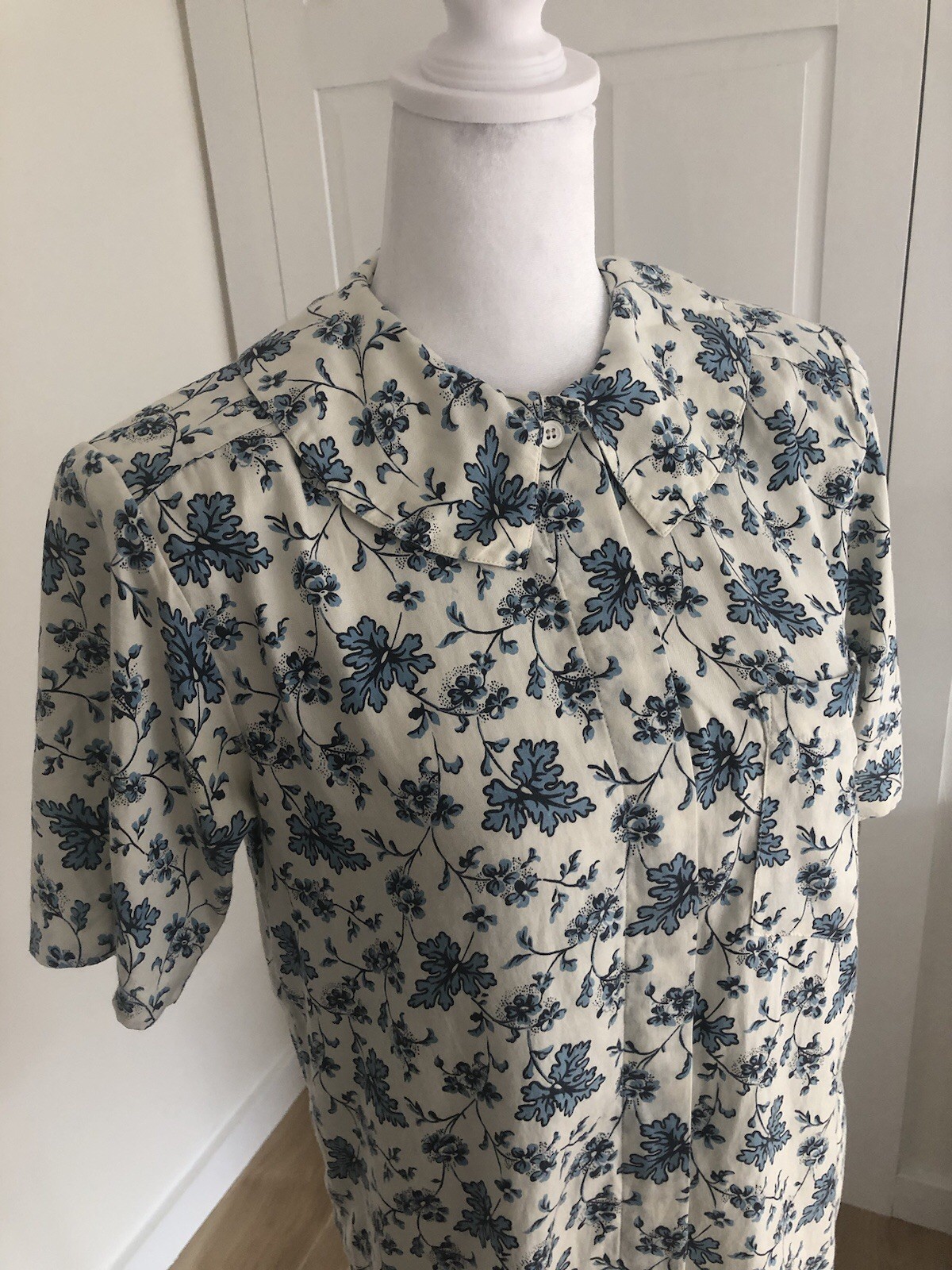 Vintage Floral Silk Blouse M L Blue White Short Sleeves 1980s 1950s Retro Summer