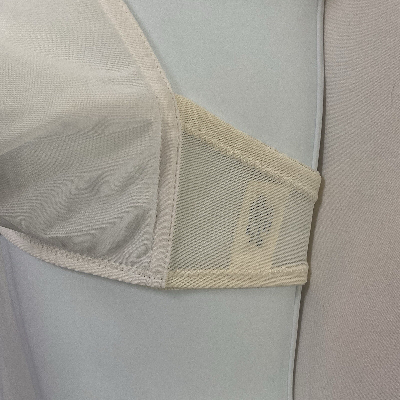 Vintage Exquisite Form 32C White Wireless Bra Seamless Multi-Way 70s Lingerie