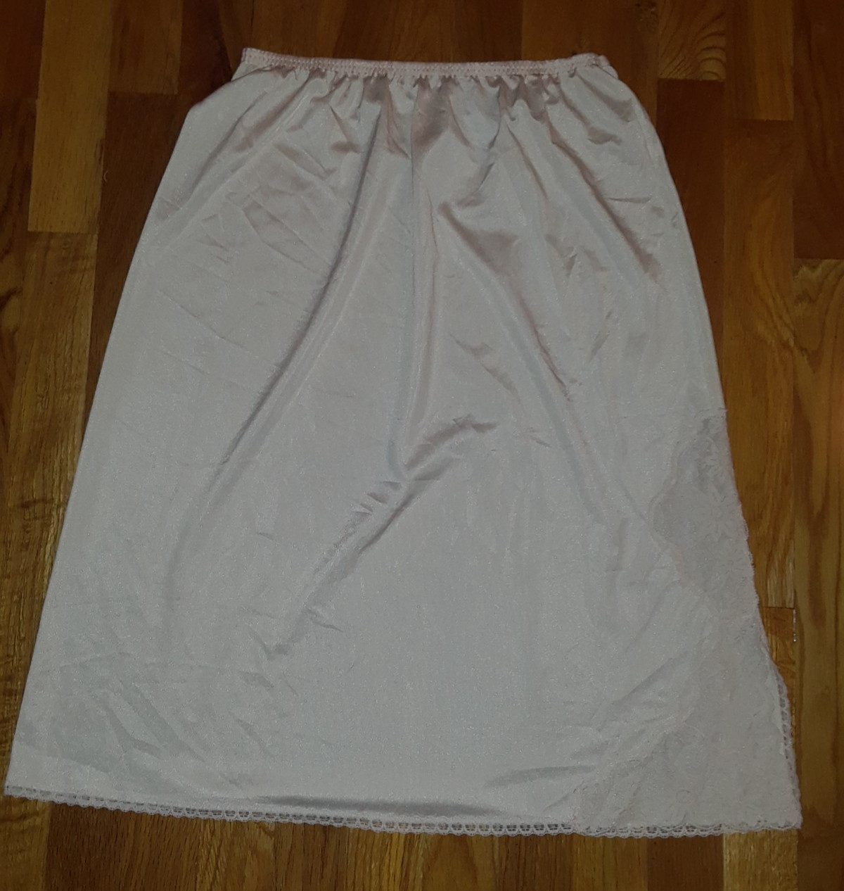 Vintage Vanity Fair Ivory Lace Tim Half Slip Size Medium 25.5&Prime; L Made in USA