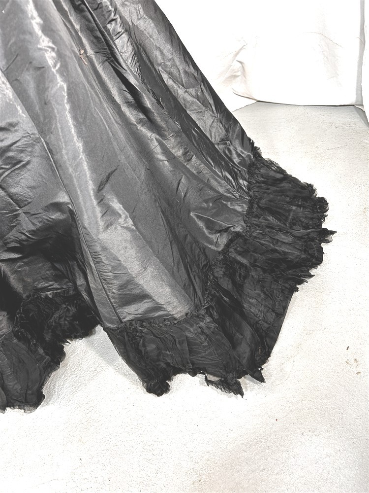 antique skirt w/train 1880 black taffeta waist 30 in. original 1890s
