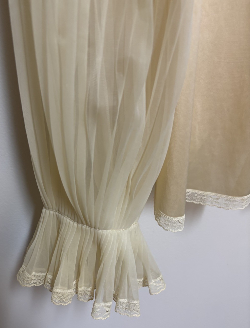 Vintage Jolie Two Bed Jacket Beige Nylon w/ Lace Pleated Sleeves Medium