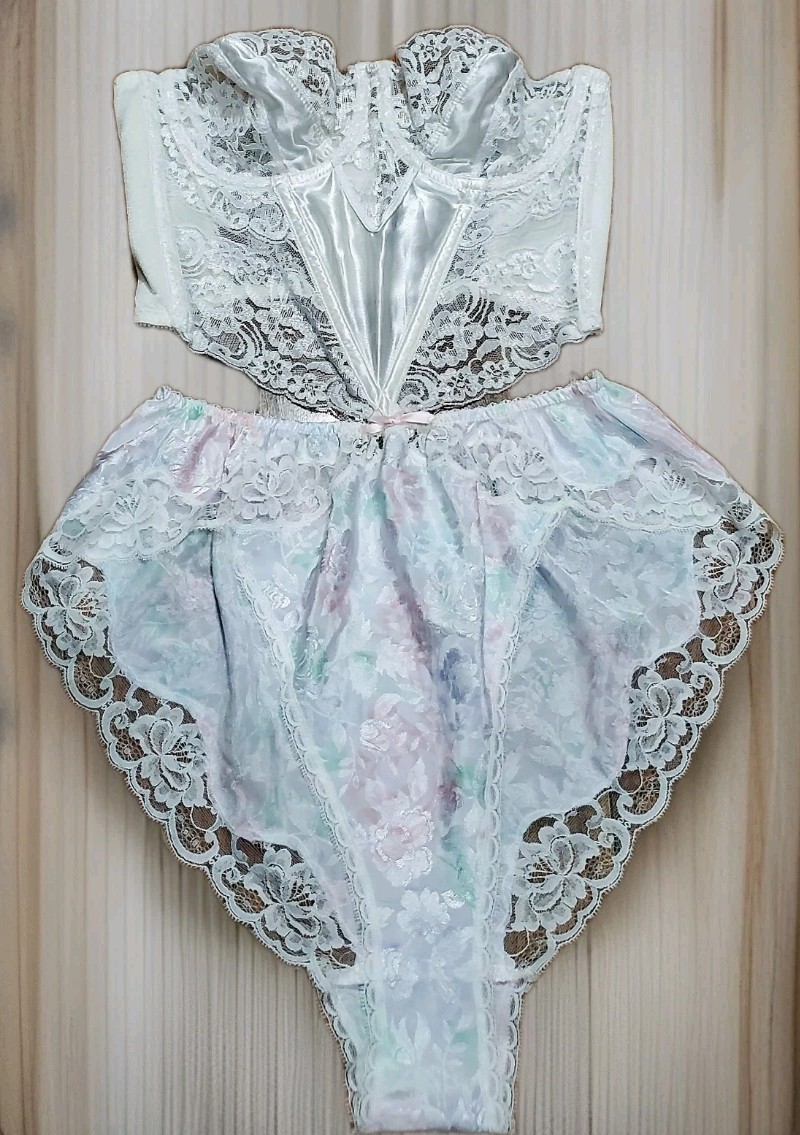 🦢 AUTH VTG CHRiSTiAN DiOR 2 PC LiNGERiE SET SATiN LACE BUSTiER CORSET & SHORTS