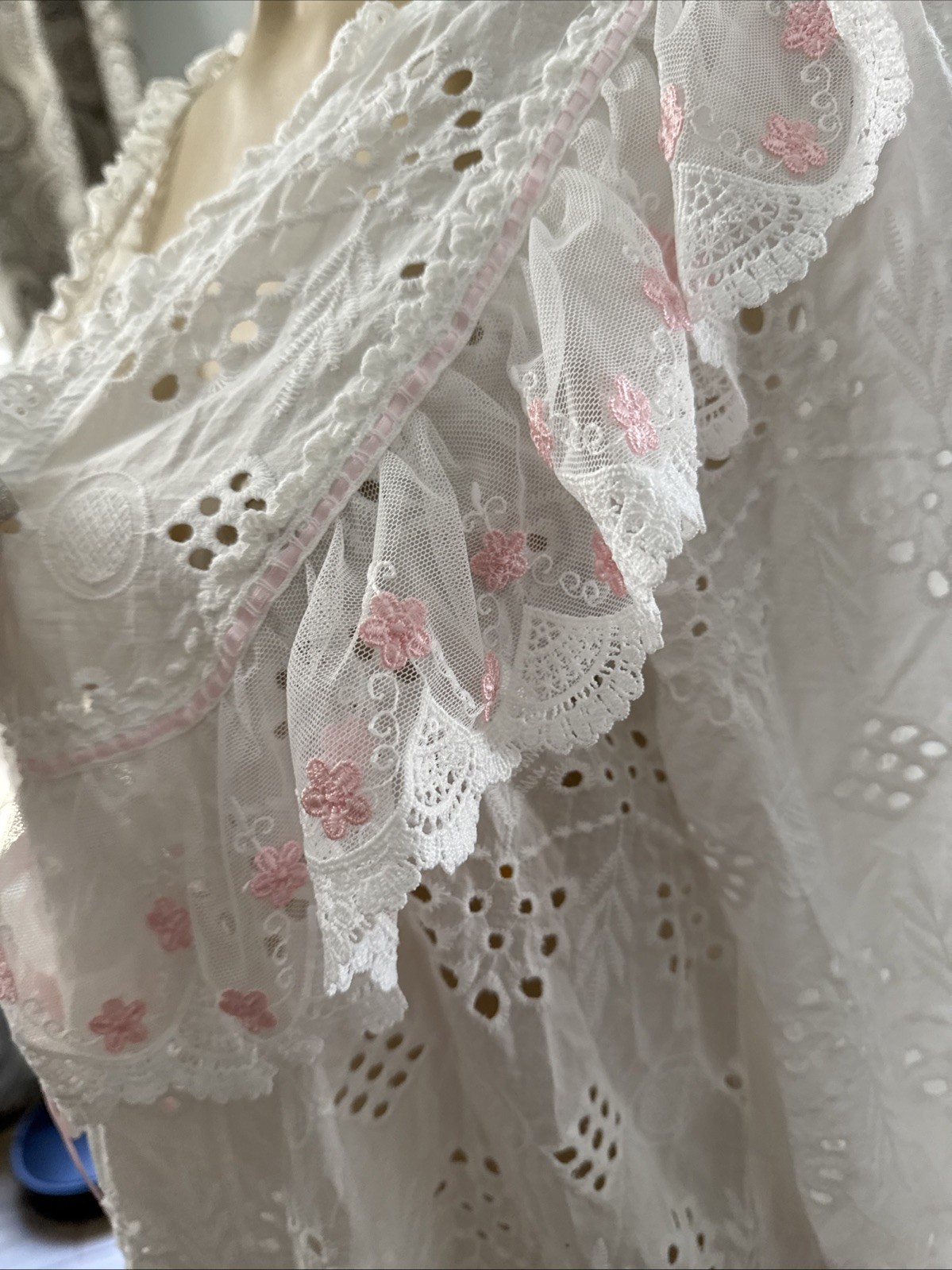 Vintage Eyelet White Ruffled Robe with Pink Ribbon Bell Cuffs Stunning Sz XL bt