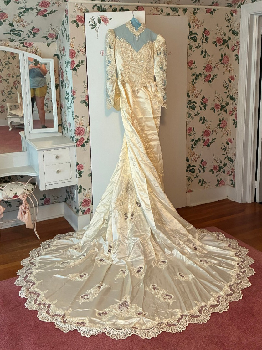 Vintage Late 1980&rsquo;s Wedding Dress – Detachable Train, Beautiful Embelishments