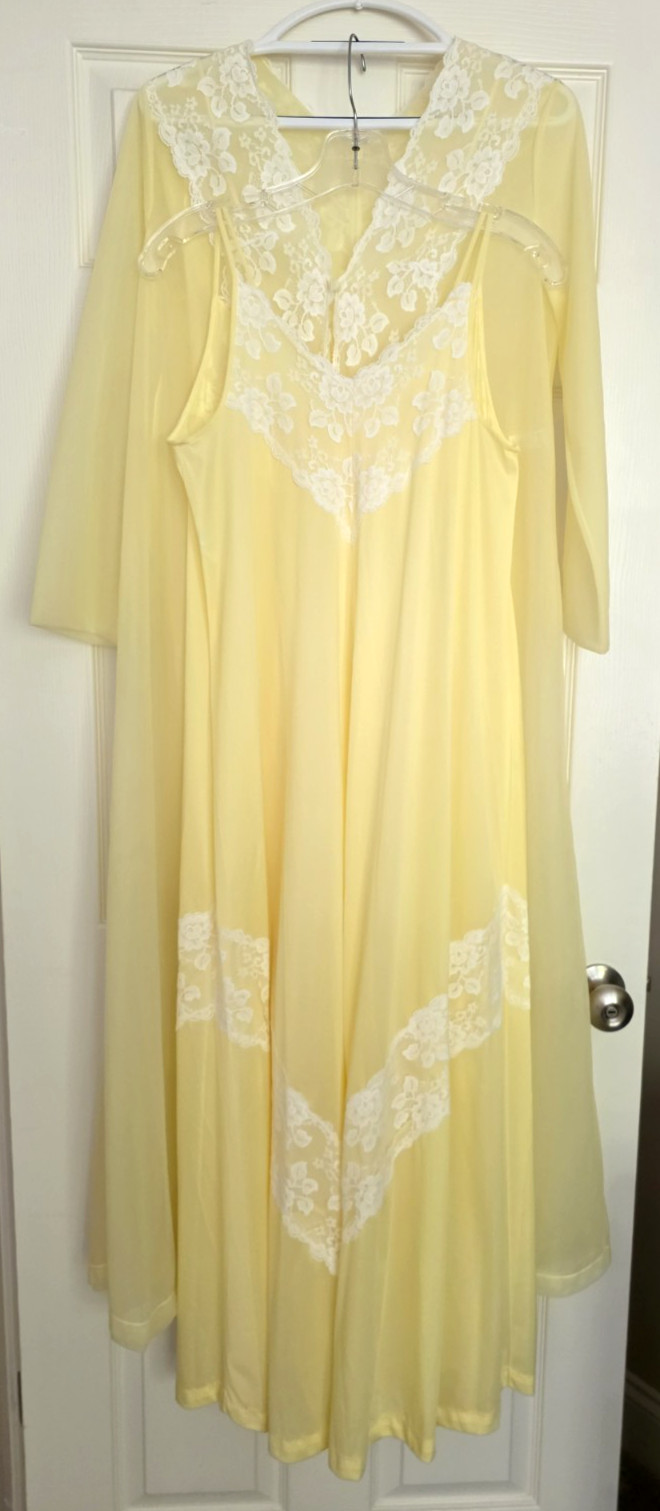 Vintage Henson Kickernick Peignoir Set S Yellow Nightgown Robe