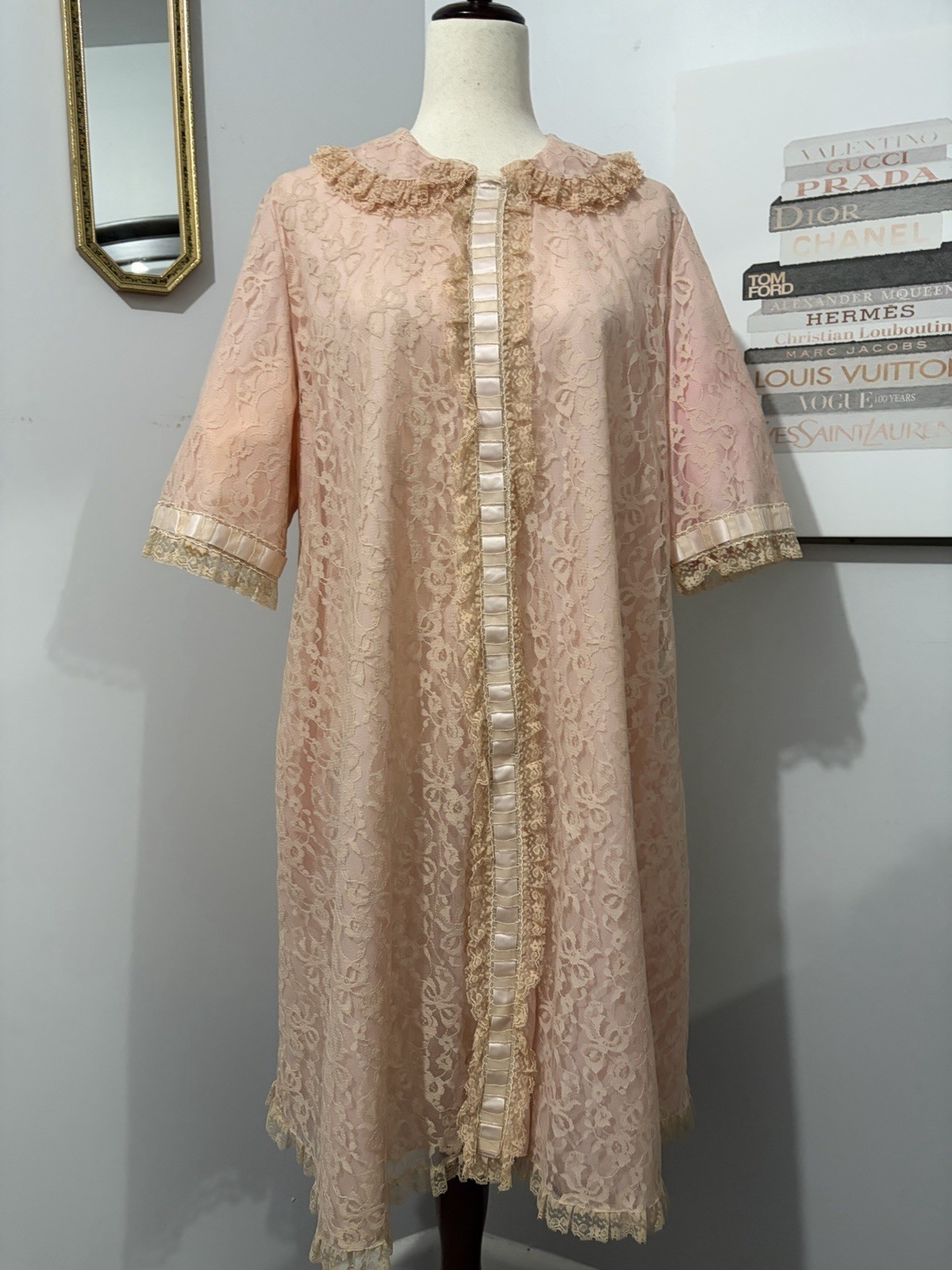 This is a vintage 1960s Odette Barsa robe, featuring tea rose pink lace.
