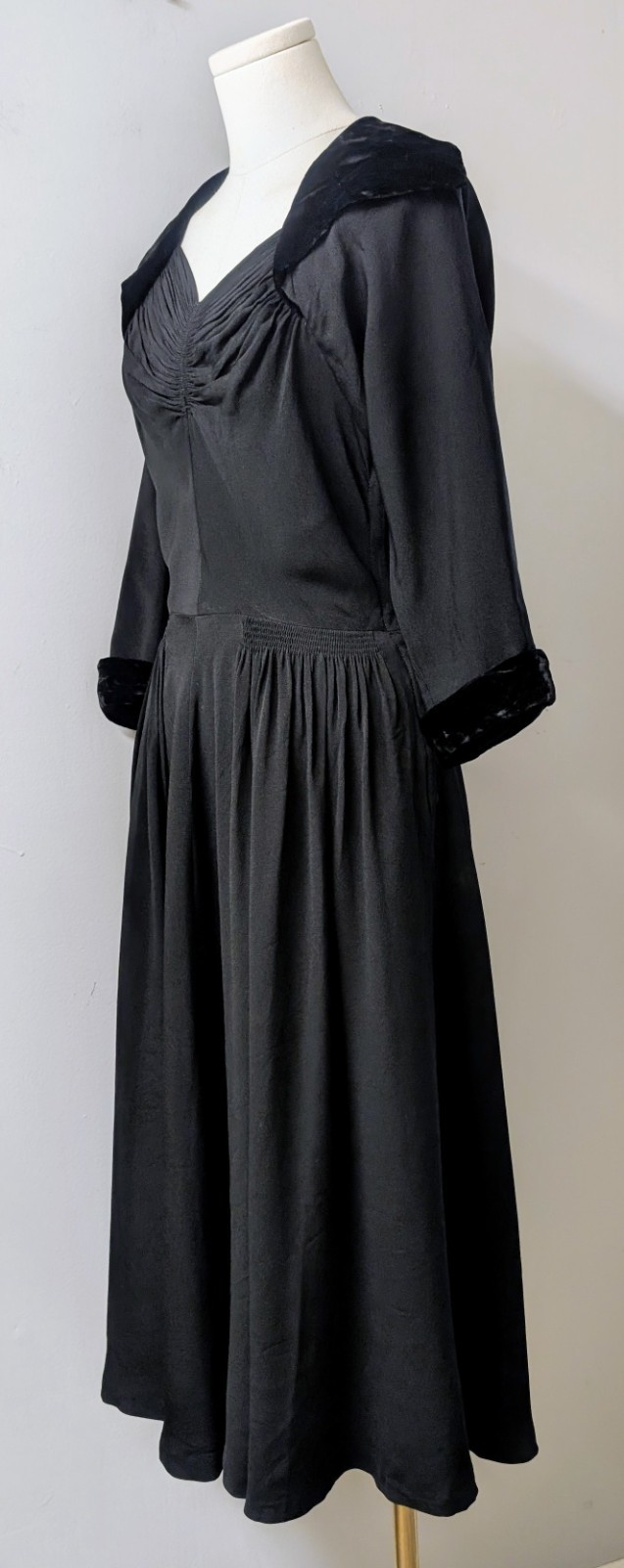 Vintage Late 30&rsquo;s Black Rayon Crepe Midi Dress Red Slip Smocking Drape Velvet M