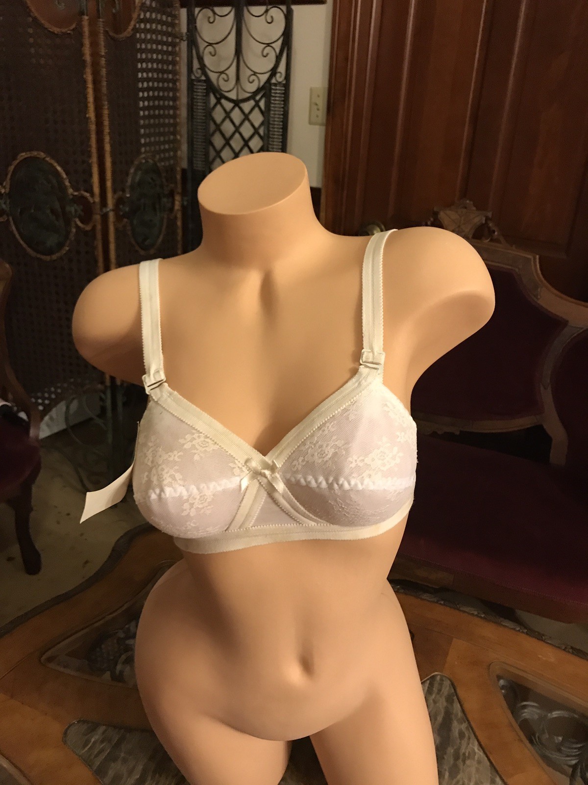 Vintage Bra Padded White Lace Nylon Spandex Lycra Adjustable Strap 1970s NEW 32B