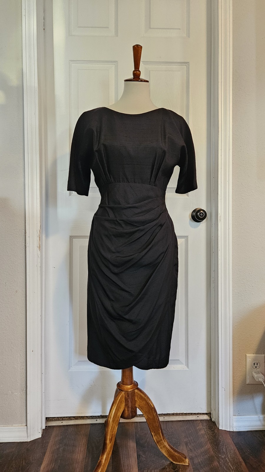 Vintage 80s Does 50s Classic Black Wiggle Pencil Dress Size 6/8 LBD