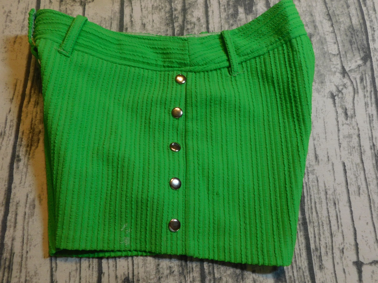 VTG GOGO SHORTS MOD BRIGHT GREEN SNAP FRONT TEXTURED POLY 60&rsquo;s 70&rsquo;s WOMENS 9 10