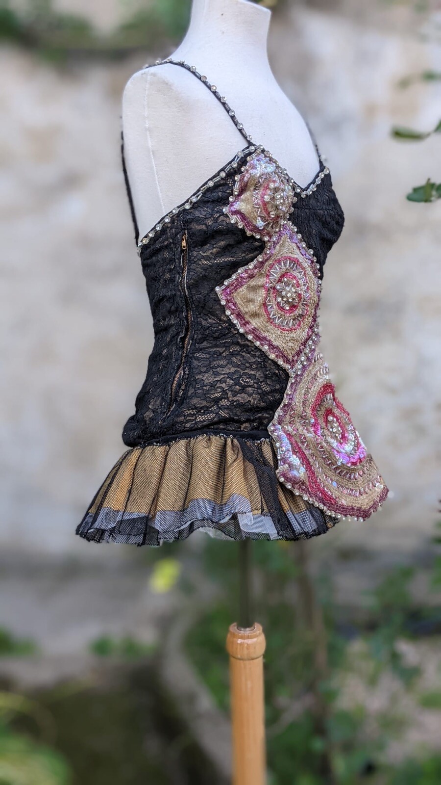 BURLESQUE LATE 1930’S – 40’S BLACK LACE OVER GOLD LAME COSTUME W GELATIN SEQUINS