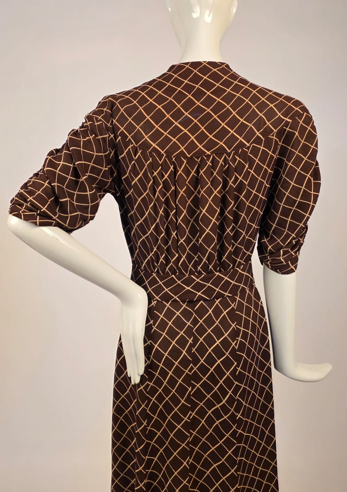 ANTIQUE 1930’S BROWN GRID PRINT RAYON CREPE DRESS W RUCHED SLEEVES