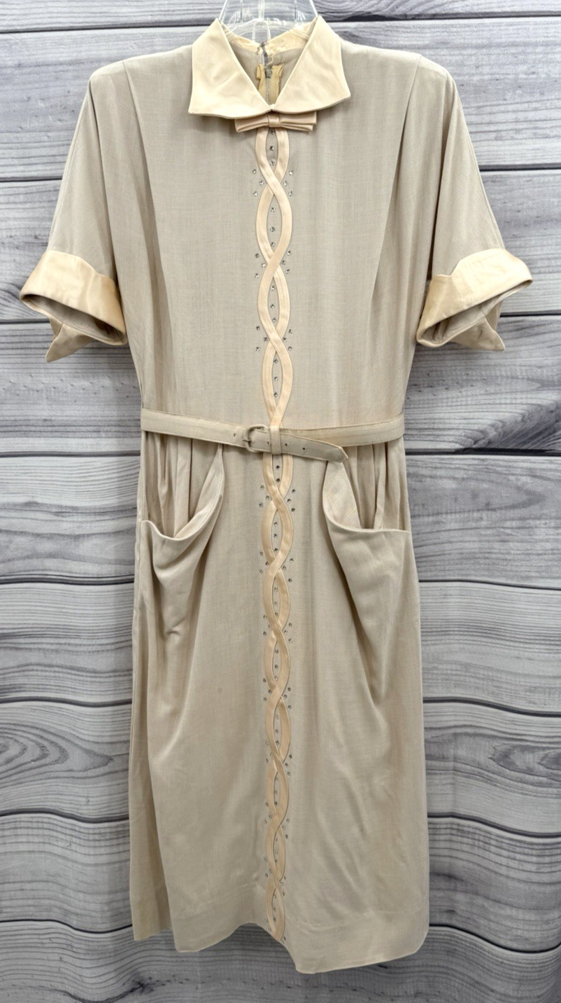 VINTAGE 50&rsquo;S / 60&rsquo;S BEIGE SHEATH DRESS WITH SATIN COLLAR AND BOW – SIZE 14
