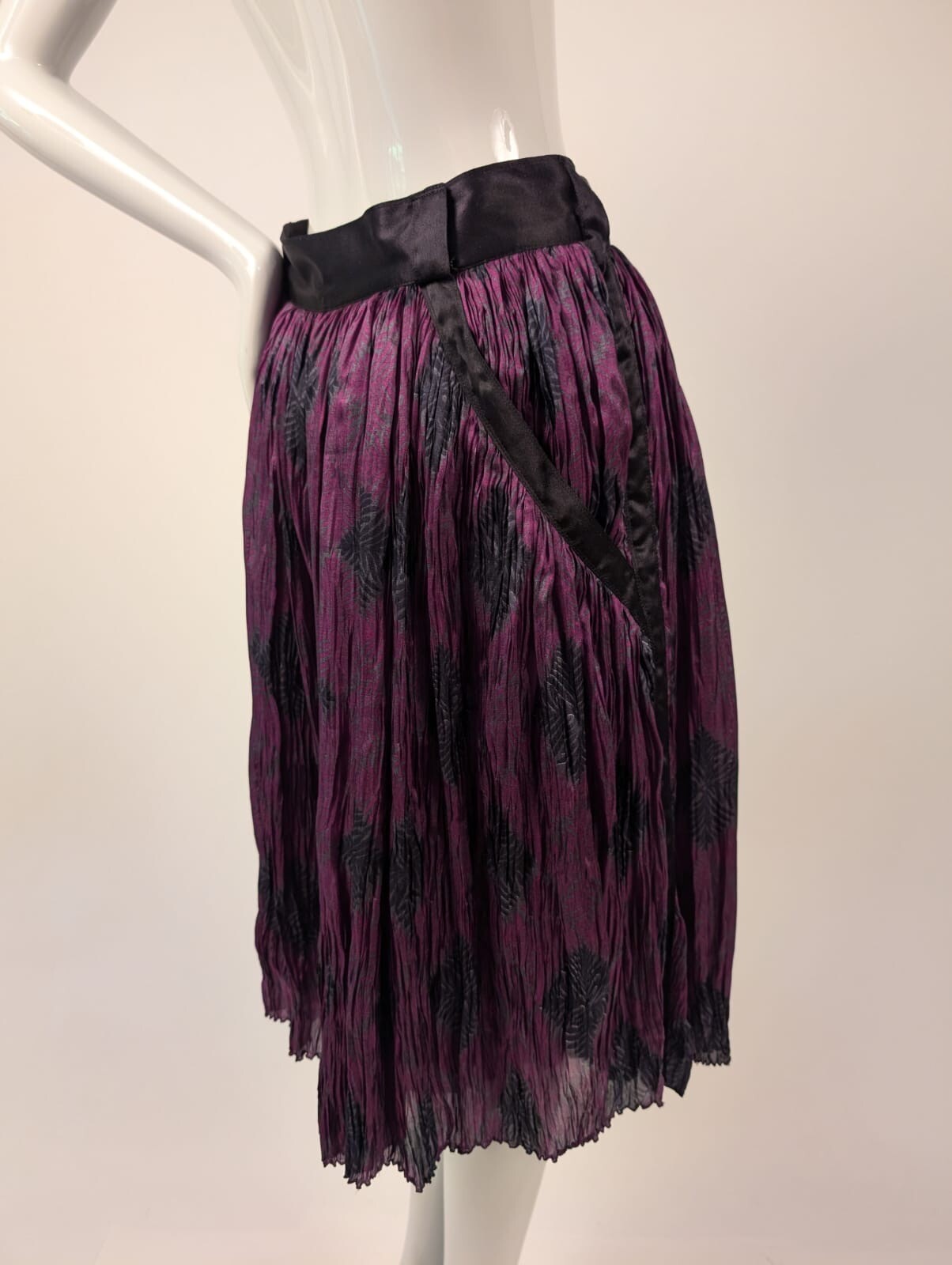 GIANNI VERSACE 1980’S DESIGNER PURPLE SILK PLEAT SKIRT MADE IN ITALY