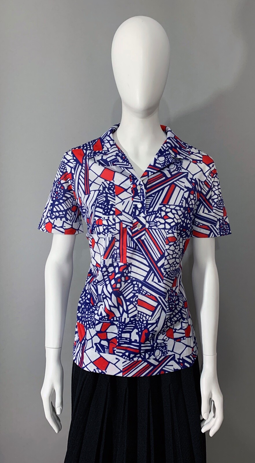 1970s Women&rsquo;s « Gold Hanger » Blue Red White Abstract Print Short Sleeve Blouse