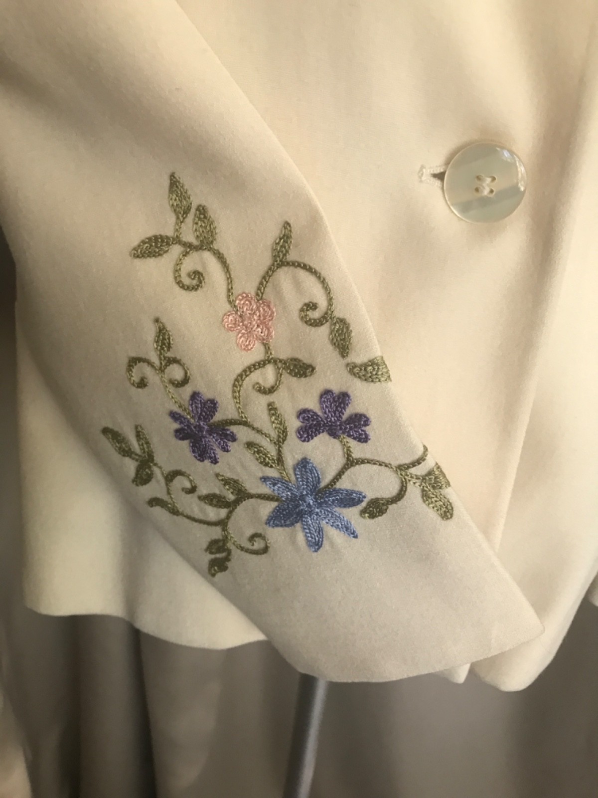 Vintage70&prime; light cream wool Union Made jacket finished with colorful embroidery