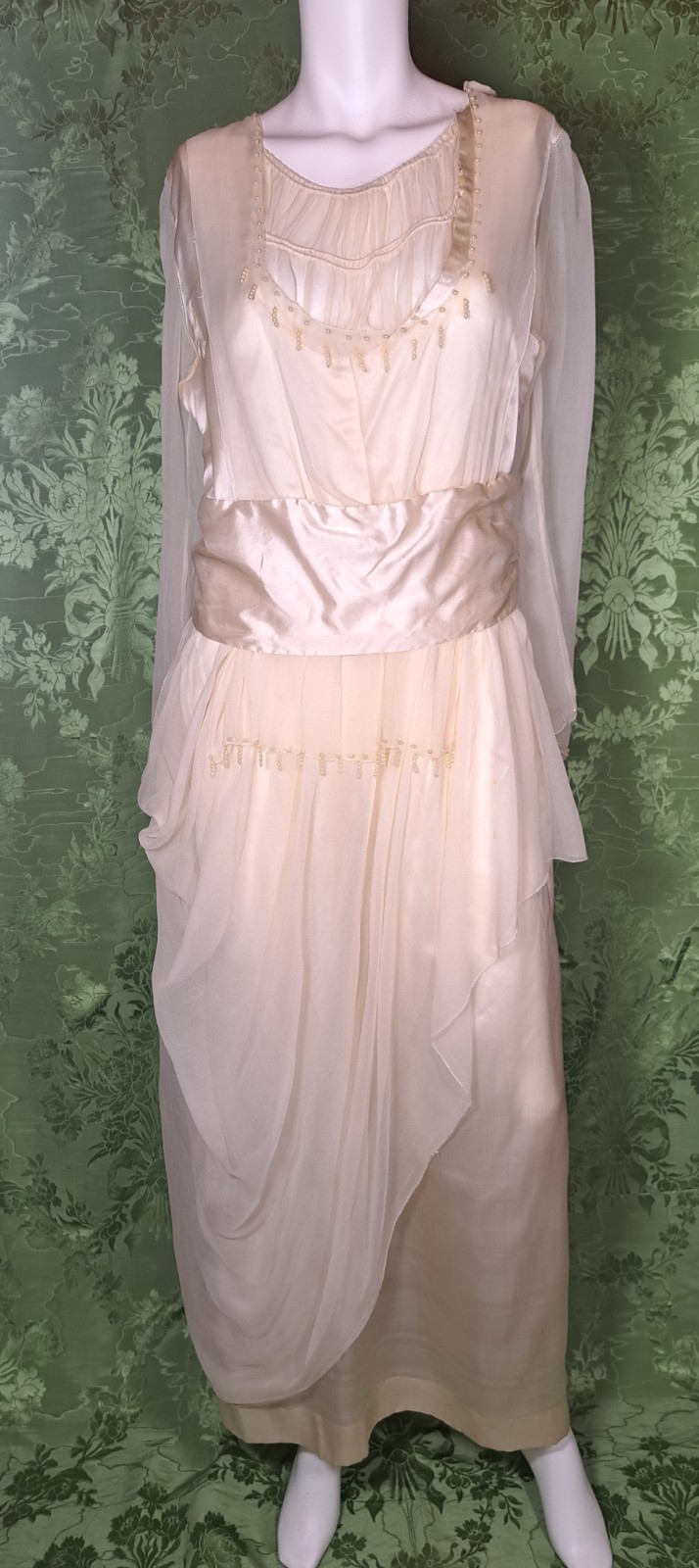 LATE EDWARDIAN CHIFFON AND SILK WEDDING GOWN WITH TRAIN, PEARLS