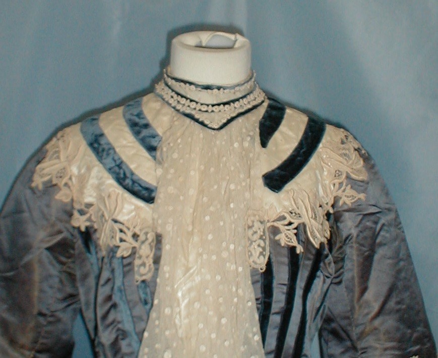 Elegant Antique Evening Dress Victorian 1890 Changeable Green Silk Lace Trim