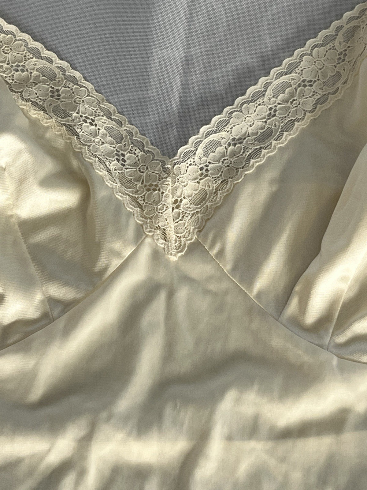 Vanity Fair Nylon Rosette Lace 24” Full Slip Size 40 Everyday Layers #10-103