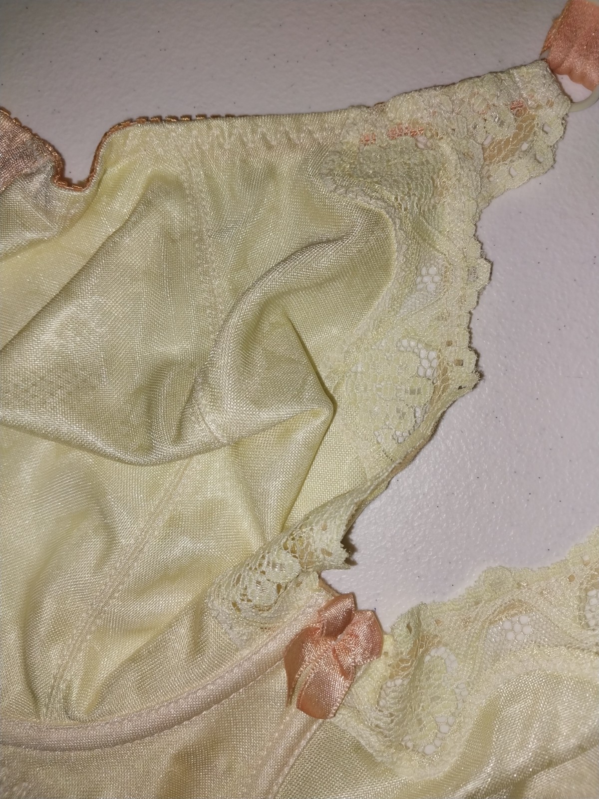 VTG SILKY NYLON PEACH YELLOW DAISY FLOWER UW BRA HANES NWT BIT POINTY PIN UP 36D