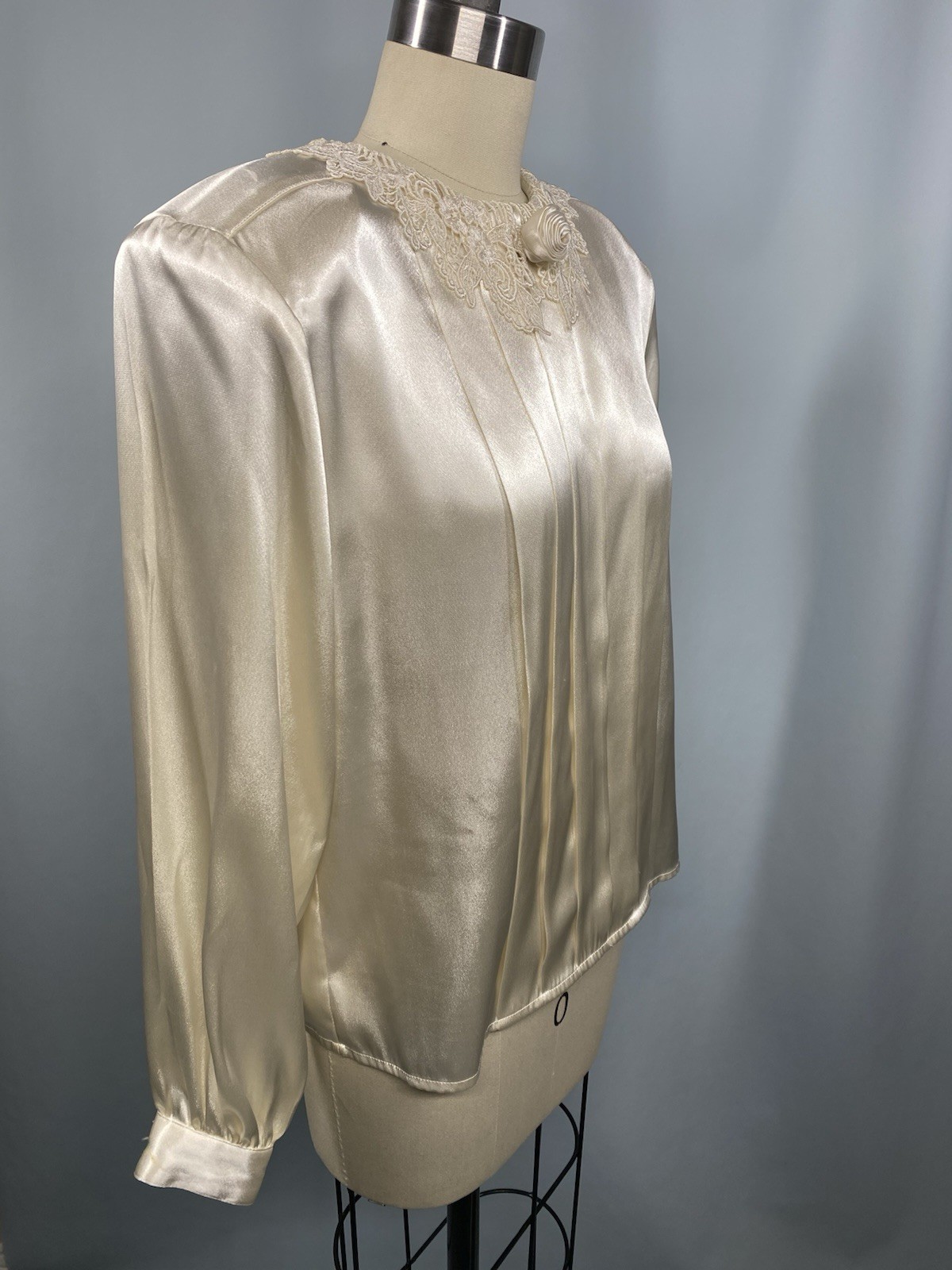 Vintage Blouse PETITE SOPHISTICATE SIZE 2P XS ivory satin top pleat lace 80s 90s