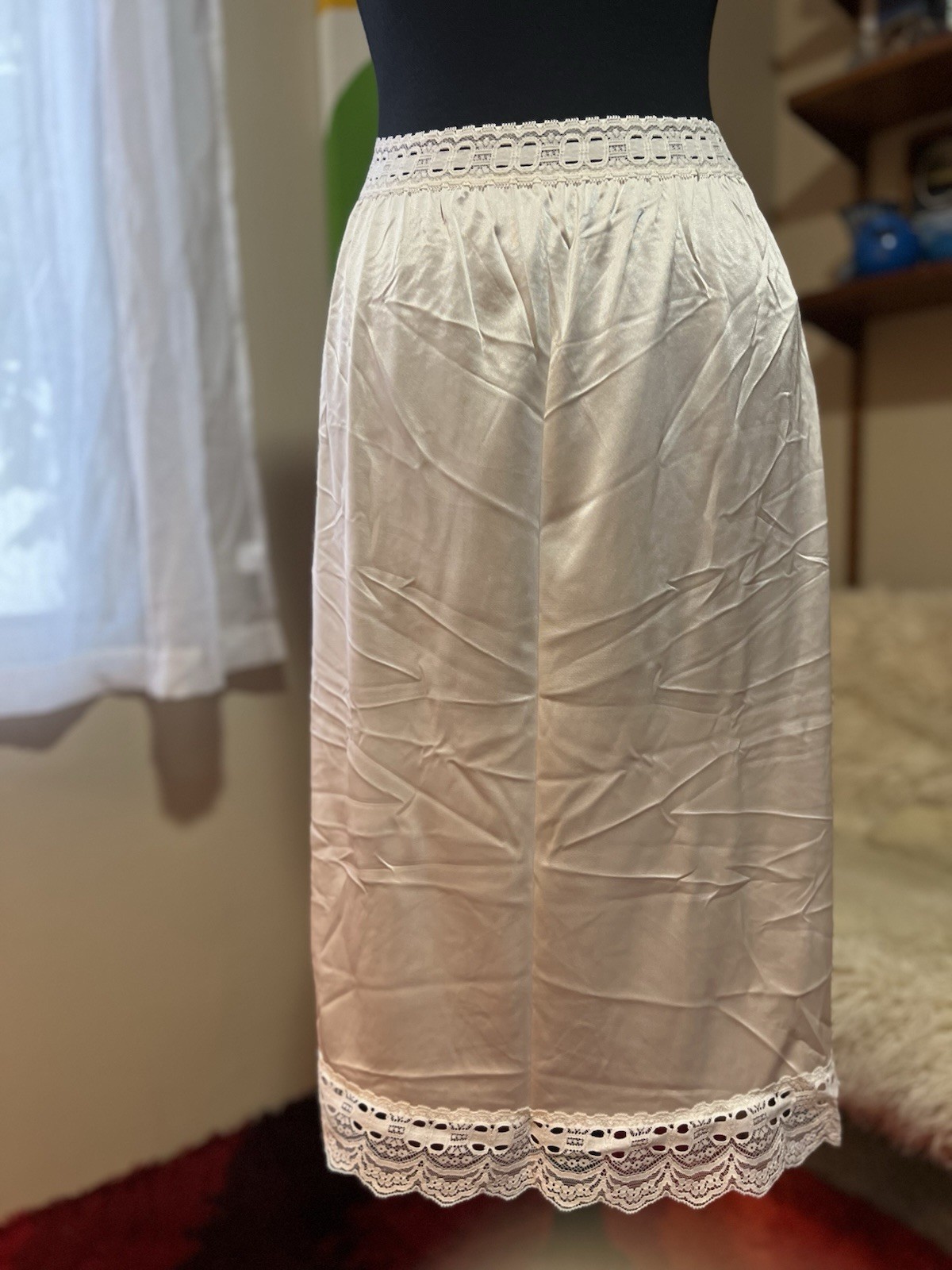 Vtg Olga Secret Hug Half Slip Medium Tall Pearly White Elastic Lace