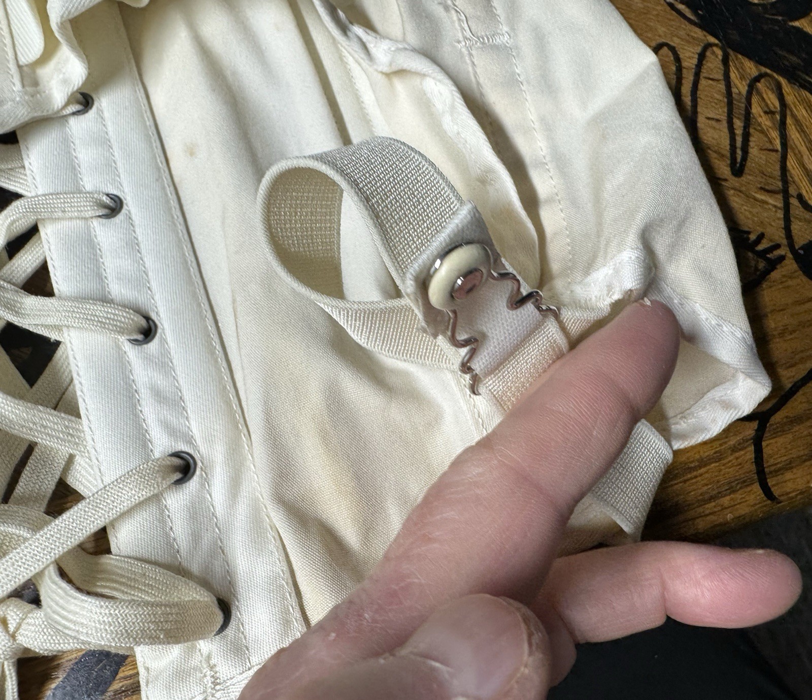 VINTAGE CAMP OPEN END GIRDLE! SIZE 31. WHITE.