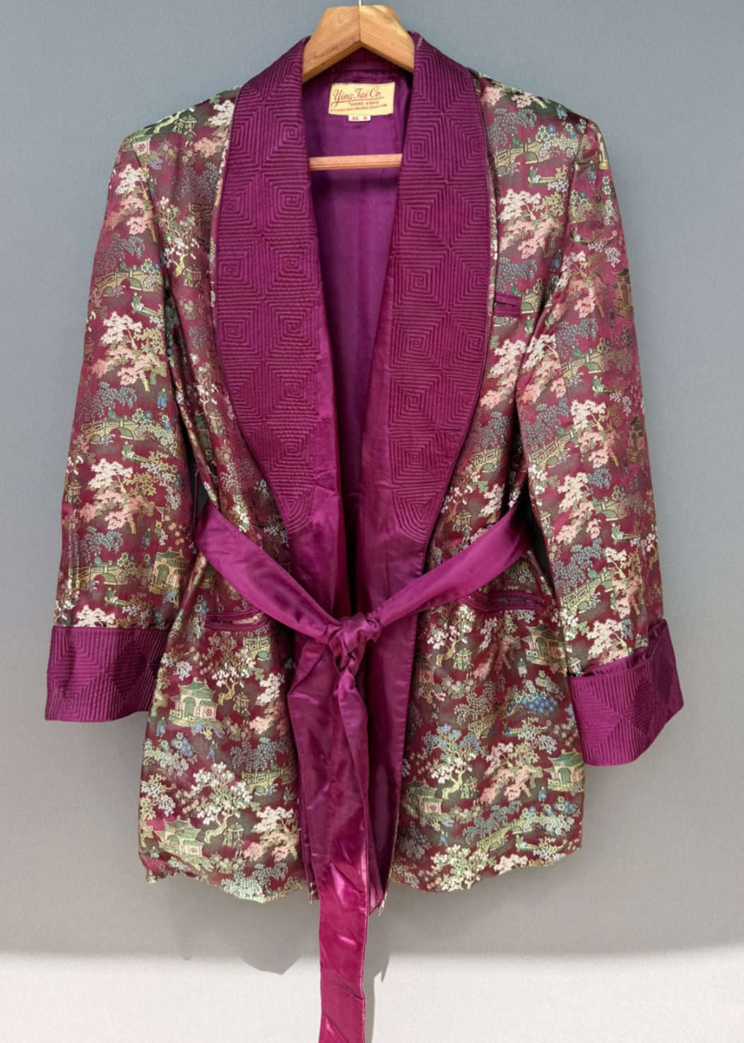 Vintage Ying Tai Co Smoking Jacket Purple Silk Brocade Village Scenes 46 B 1940s