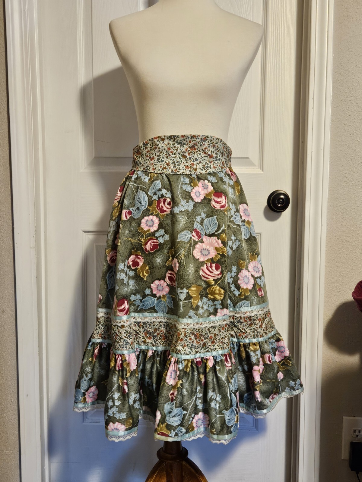 Vintage Floral Tiered Dancing Skirt Midi Length With Ruffle Size 4 Or 27&Prime;